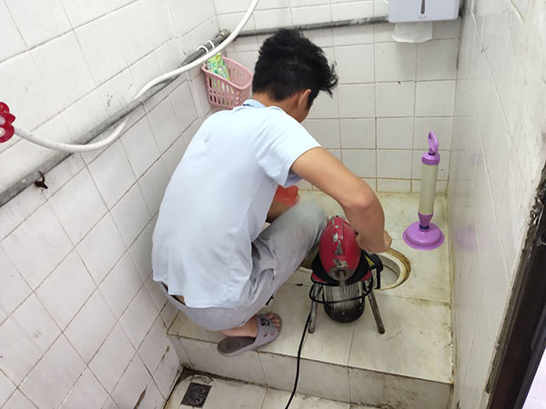 西塞山肥皂掉到马桶里把马桶堵住了怎么办？马桶堵住了怎么办